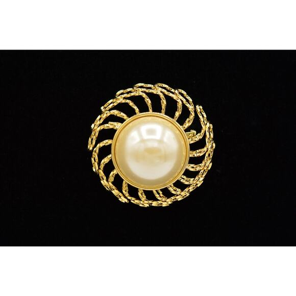 Vintage Pin Brooch Gold Tone Large Pearl 3D Round Chunky Filigree 1980s BinV - Picture 2 of 10